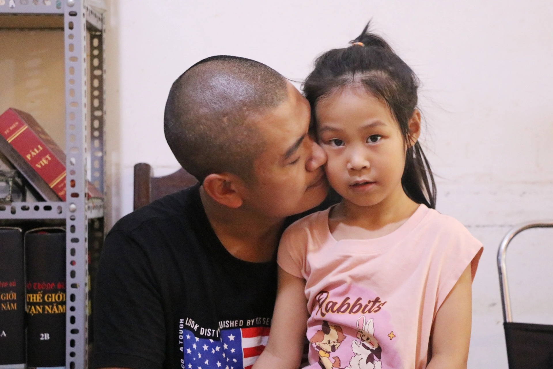 Hai cha con trôi dạt 12 tiếng trên biển: Tay ôm con, chân thay mái chèo