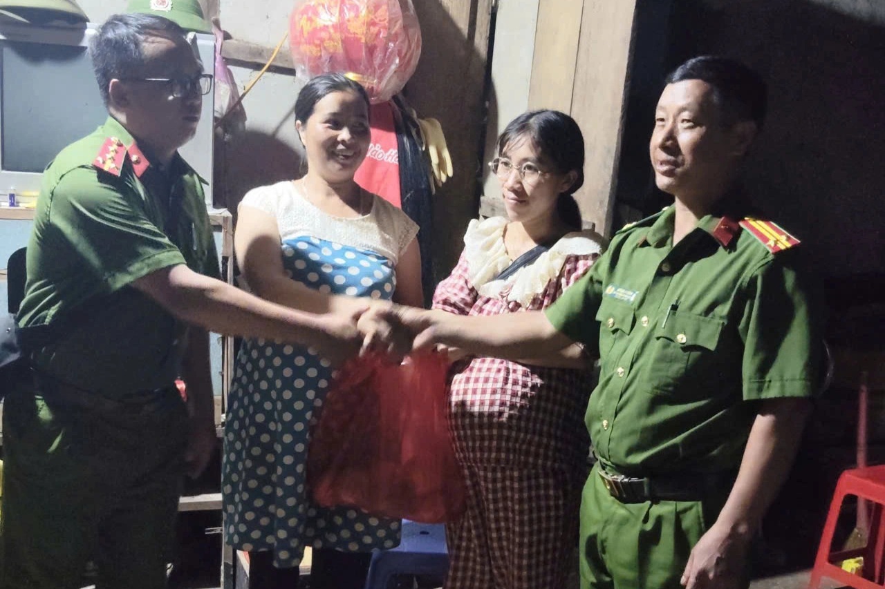 Hỗ trợ sản phụ vượt 14km từ "rốn lũ" ra trạm y tế chờ sinh con