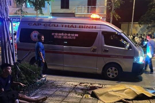 Xe máy kẹp 3 tông trúng cột điện ở Hưng Yên, một người tử vong