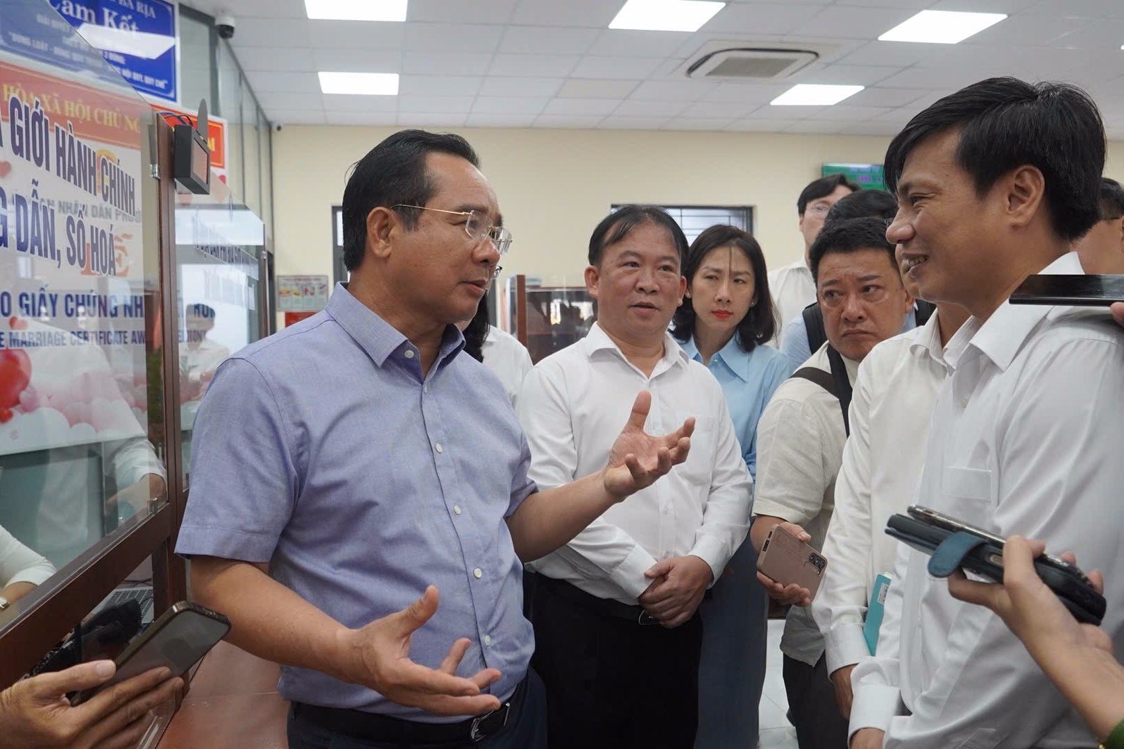 Chủ tịch UBND TPHCM thăm Trung tâm Phục vụ hành chính công phường Bà Rịa