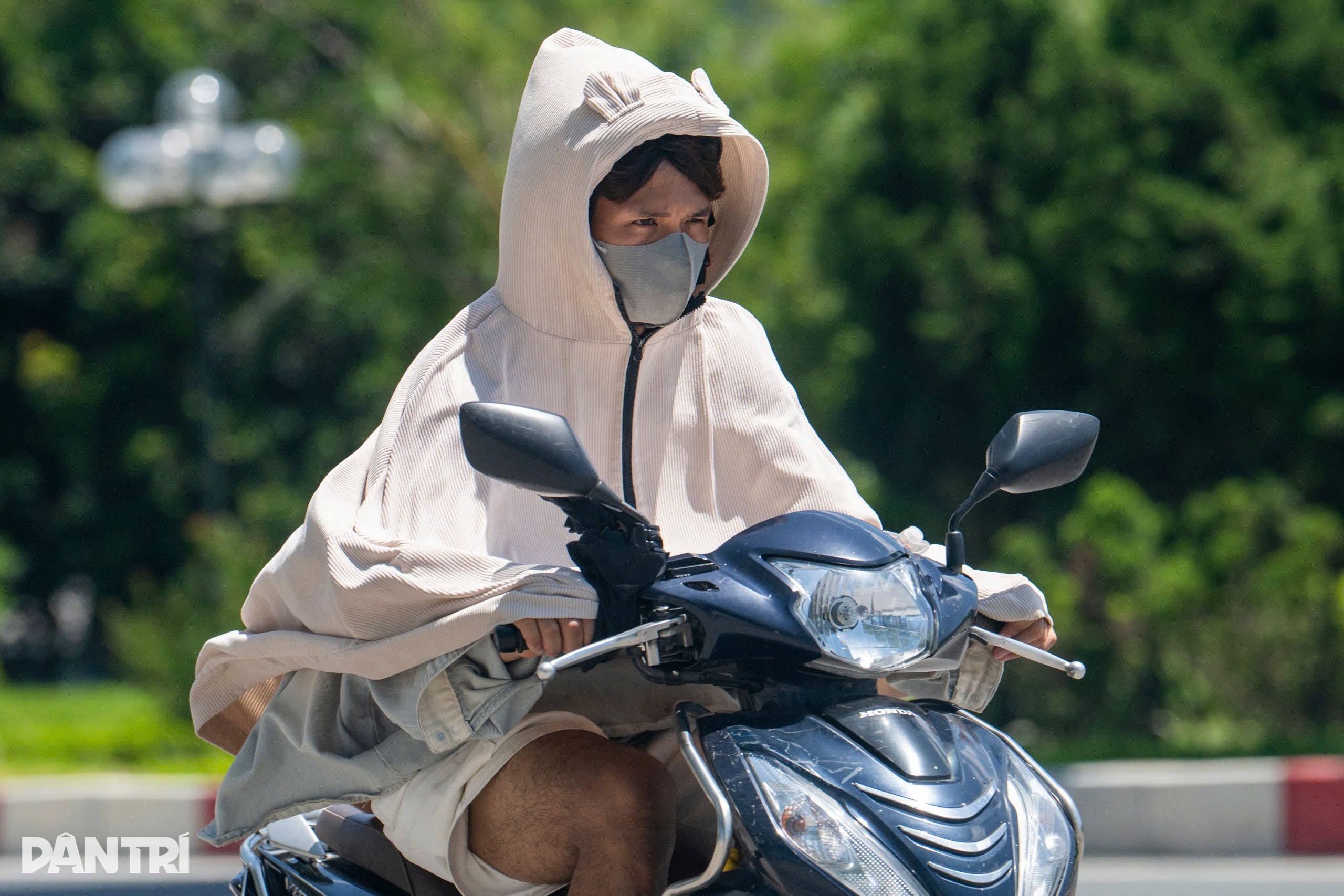 Hà Nội nắng đỉnh điểm 40 độ C và muôn cách chống nóng của người dân