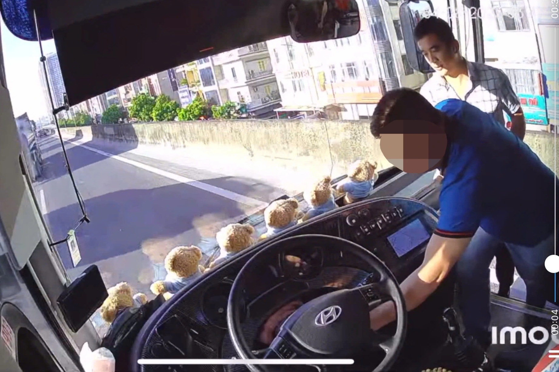 Tài xế ô tô con đi vào làn khẩn cấp còn bị tố rút chìa khóa xe khác