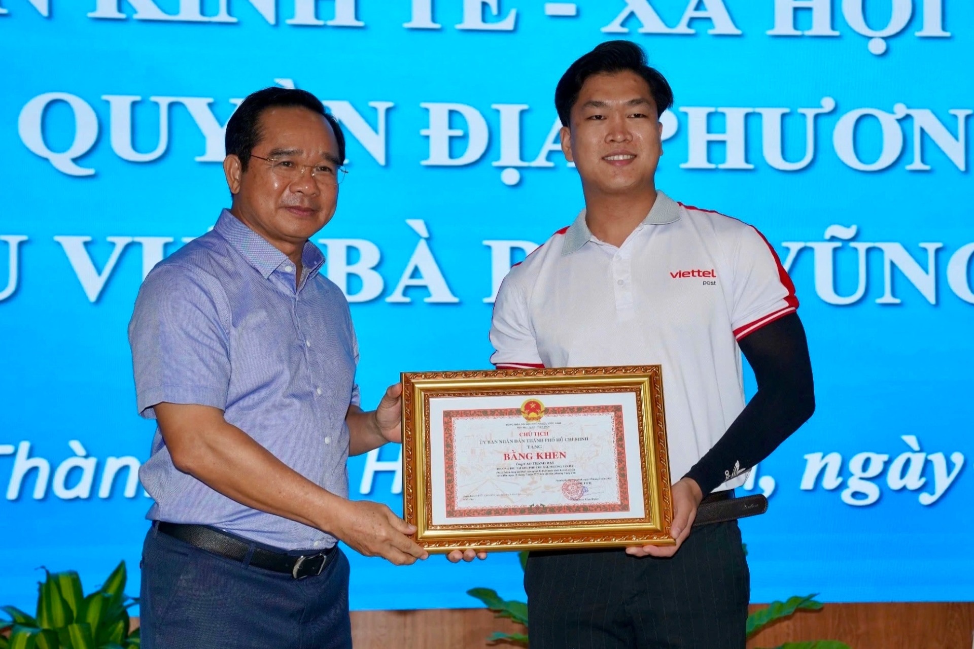 Chủ tịch TPHCM tặng bằng khen cho chàng trai cứu bé gái bị đuối nước