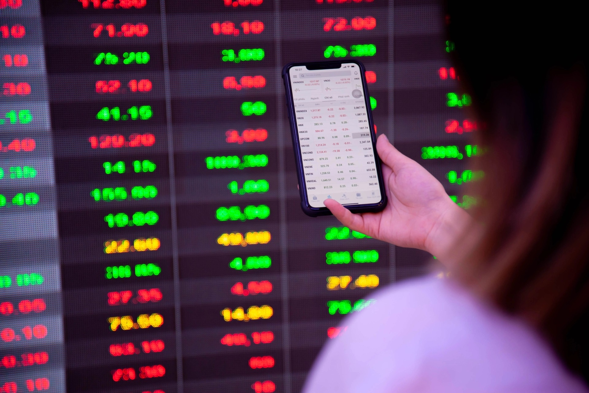 VN-Index tăng gần 12 điểm, cổ phiếu Vingroup dẫn dắt thị trường