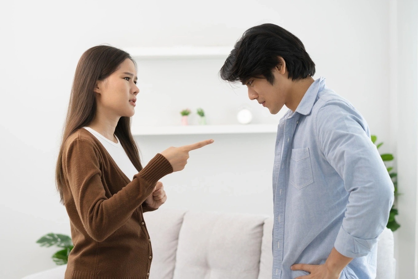 Vợ bất hòa với cả nhà chồng, tôi phải lao vào bịt mồm xin cô ấy ngừng nói
