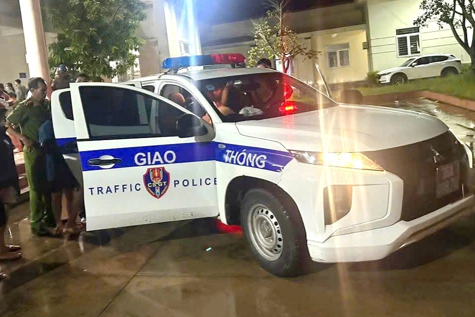 Cảnh sát dùng xe chuyên dụng kịp thời đưa người dân đi cấp cứu