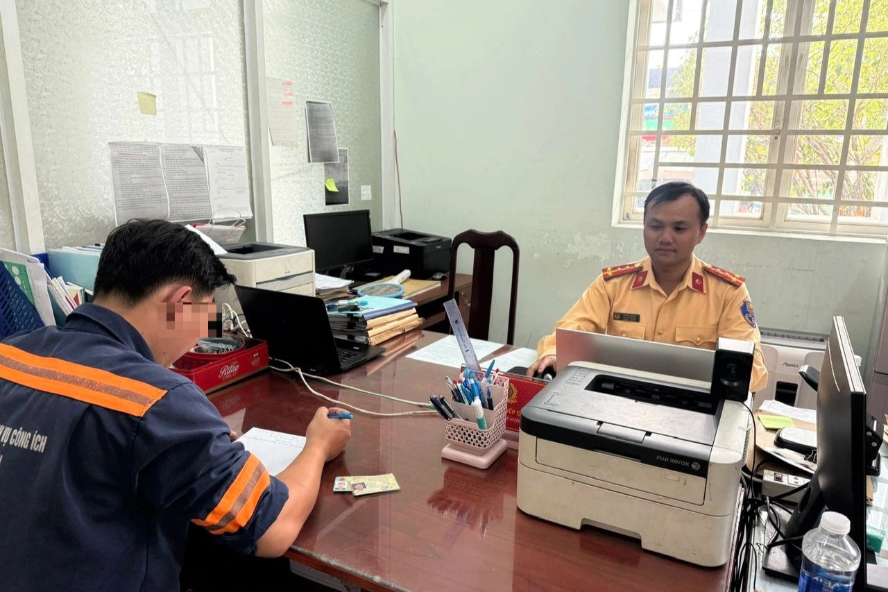 Xử phạt tài xế xe rác chuyển làn không đúng ở TPHCM