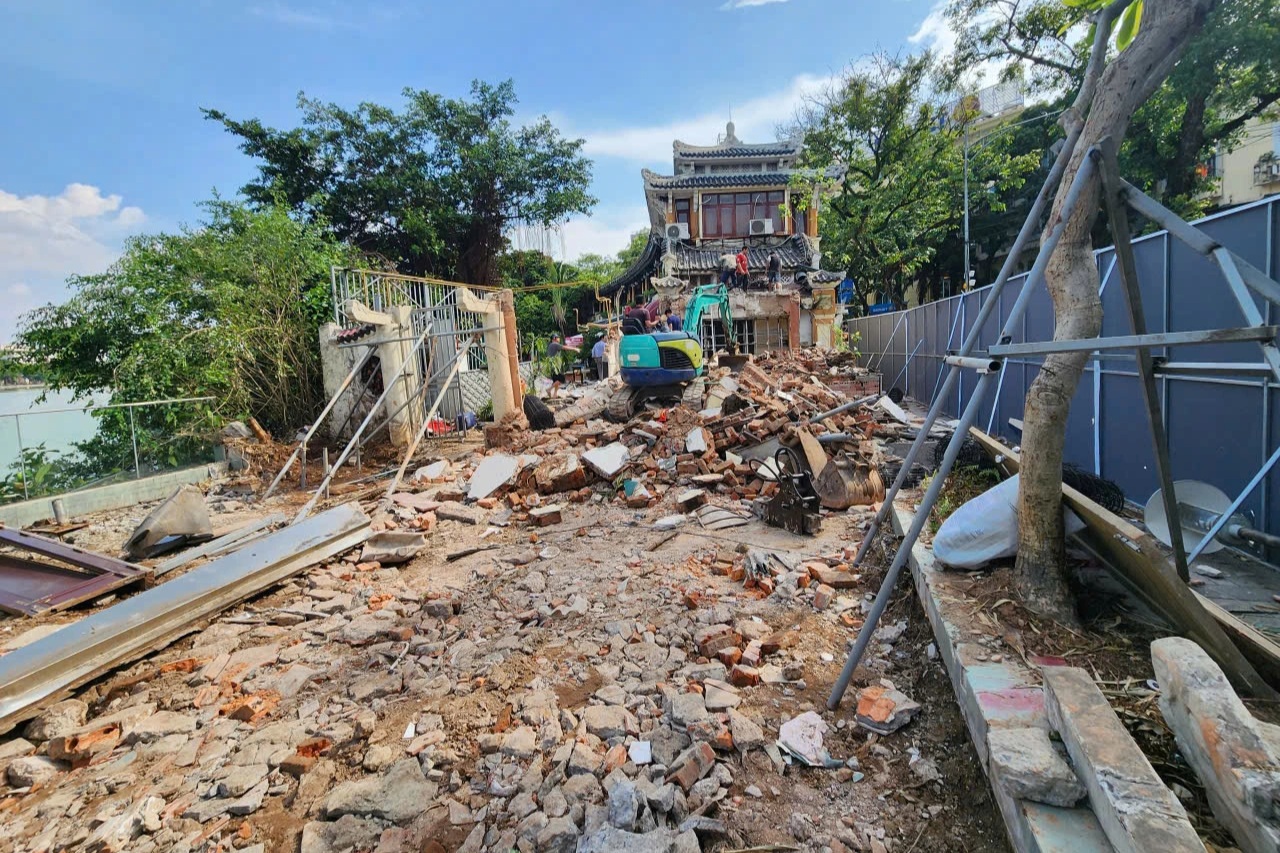 Hà Nội đang phá dỡ một phần nhà hàng Thủy Tạ sát hồ Gươm
