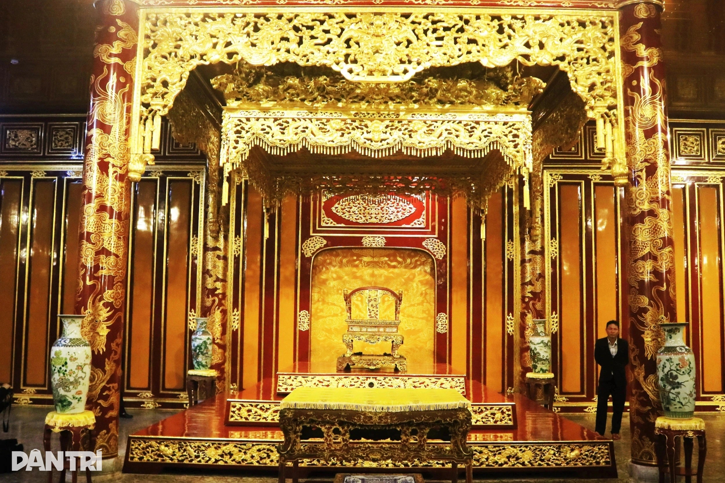 Sẽ tái trưng bày ngai vua triều Nguyễn tại điện Thái Hòa sau phục chế