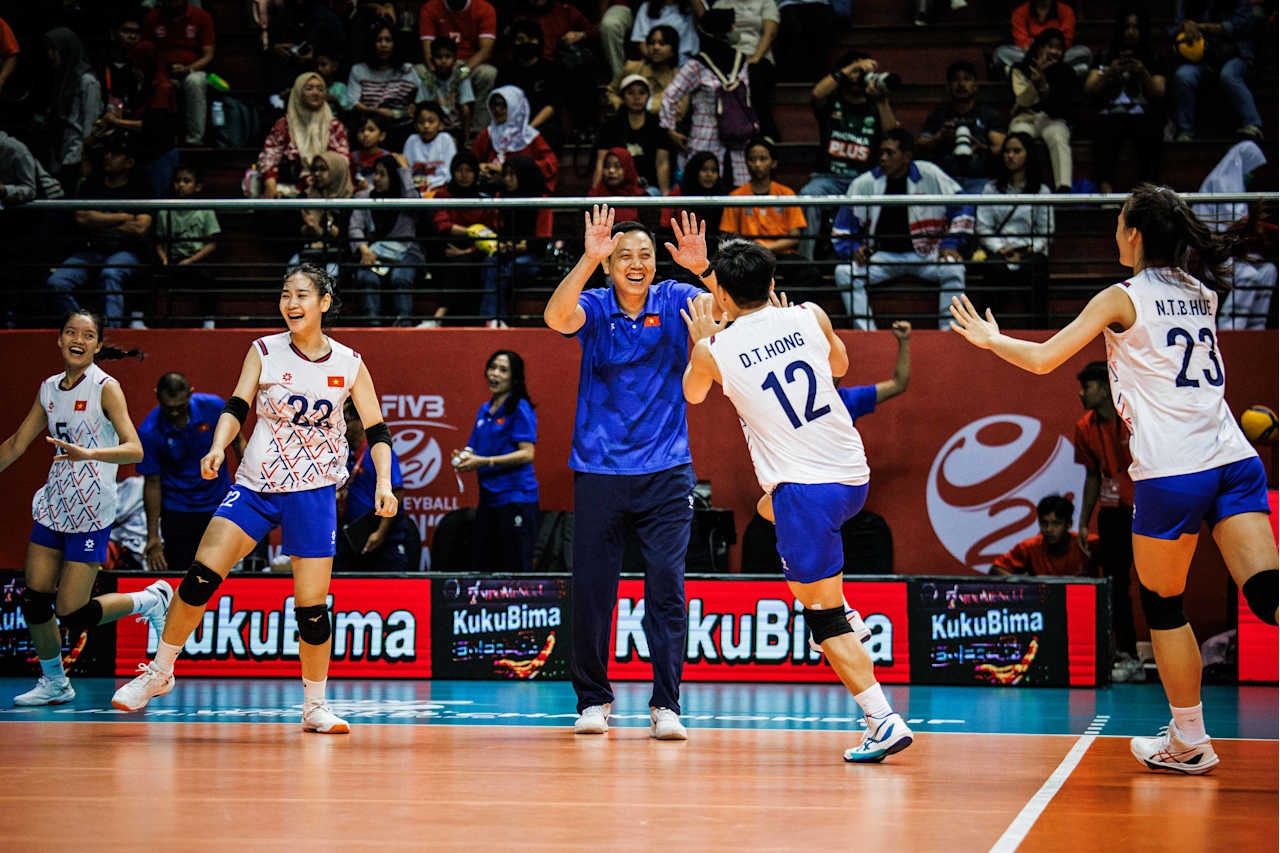 Đội tuyển bóng chuyền nữ U21 Việt Nam 25-16, 0-4 U21 Ai Cập