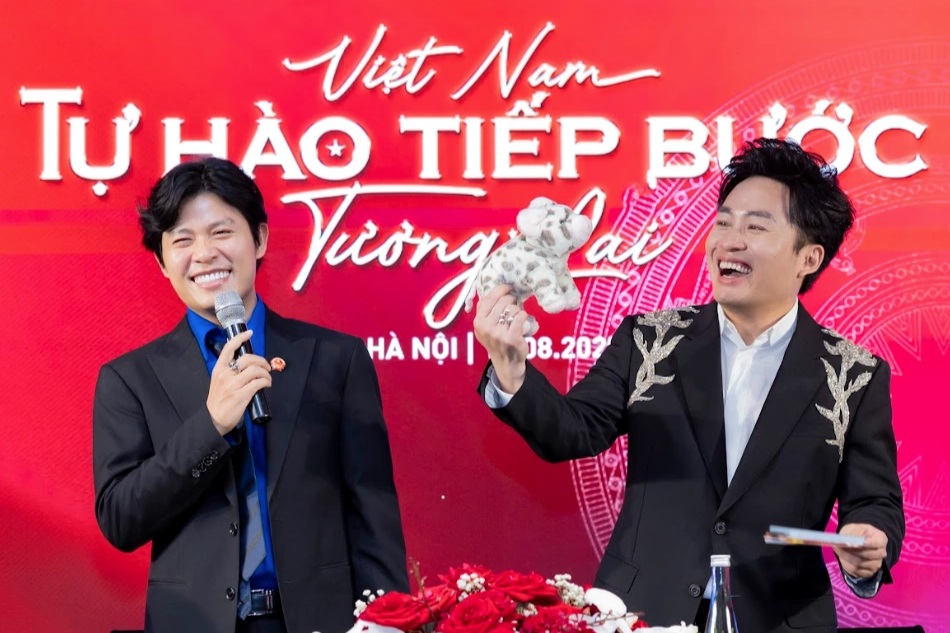 Nguyễn Văn Chung: “Làm việc với Tùng Dương, tôi chiều… như bạn gái”