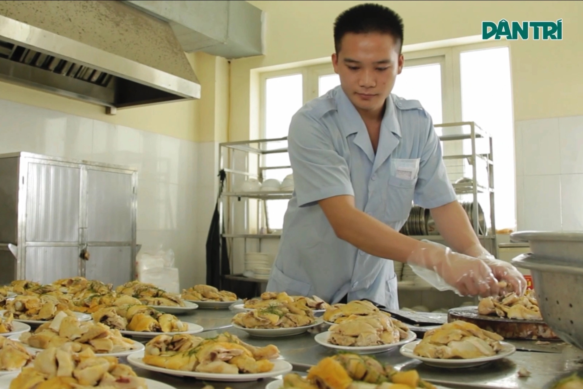 "Anh nuôi" thầm lặng chăm chút suất ăn 240.000 đồng/ngày cho chiến sĩ A80