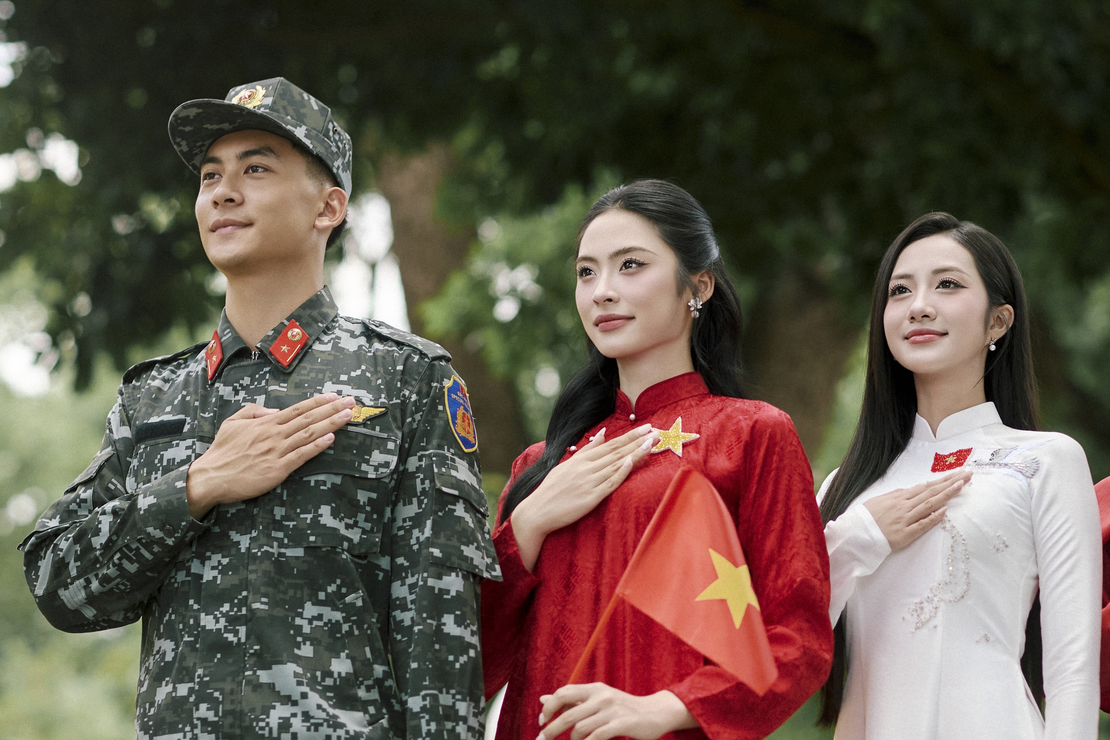Thiếu úy cảnh vệ sánh vai cùng với top 3 Hoa hậu Việt Nam