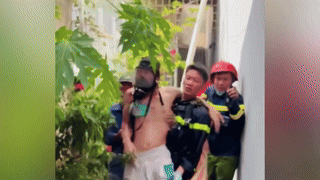 Cảnh sát nhường mặt nạ phòng độc cho người đàn ông mắc kẹt trong đám cháy