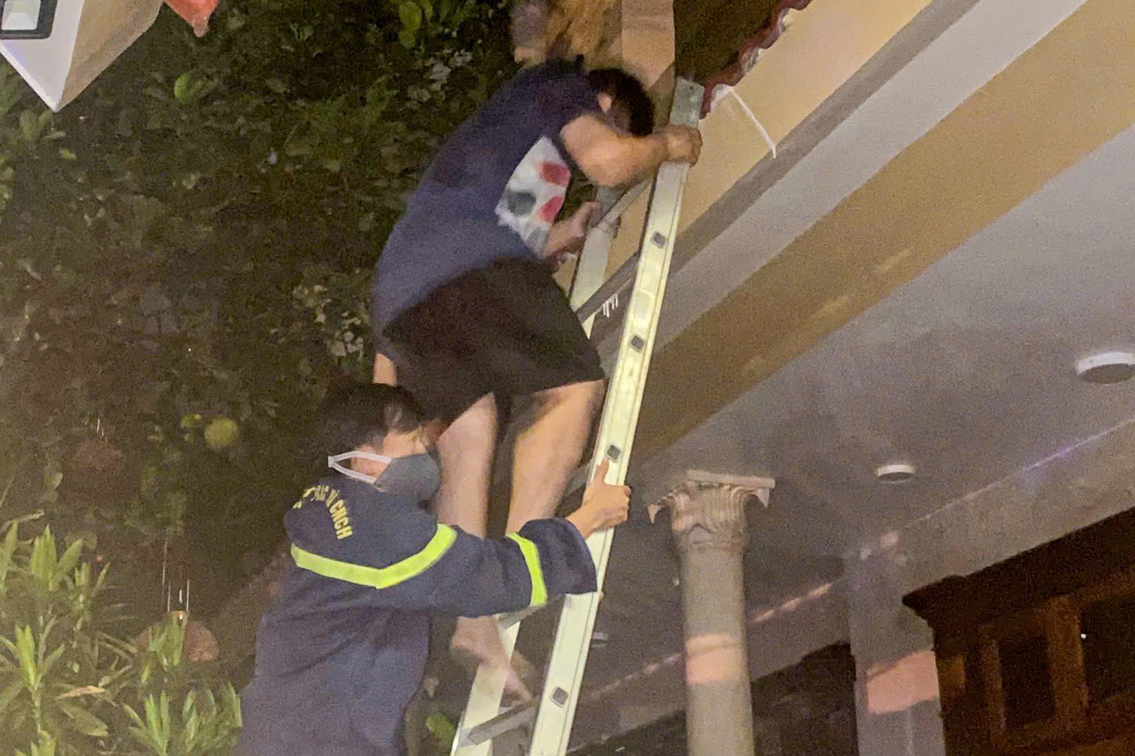 Cảnh sát giải cứu 5 người thoát khỏi ngôi nhà cháy trong đêm