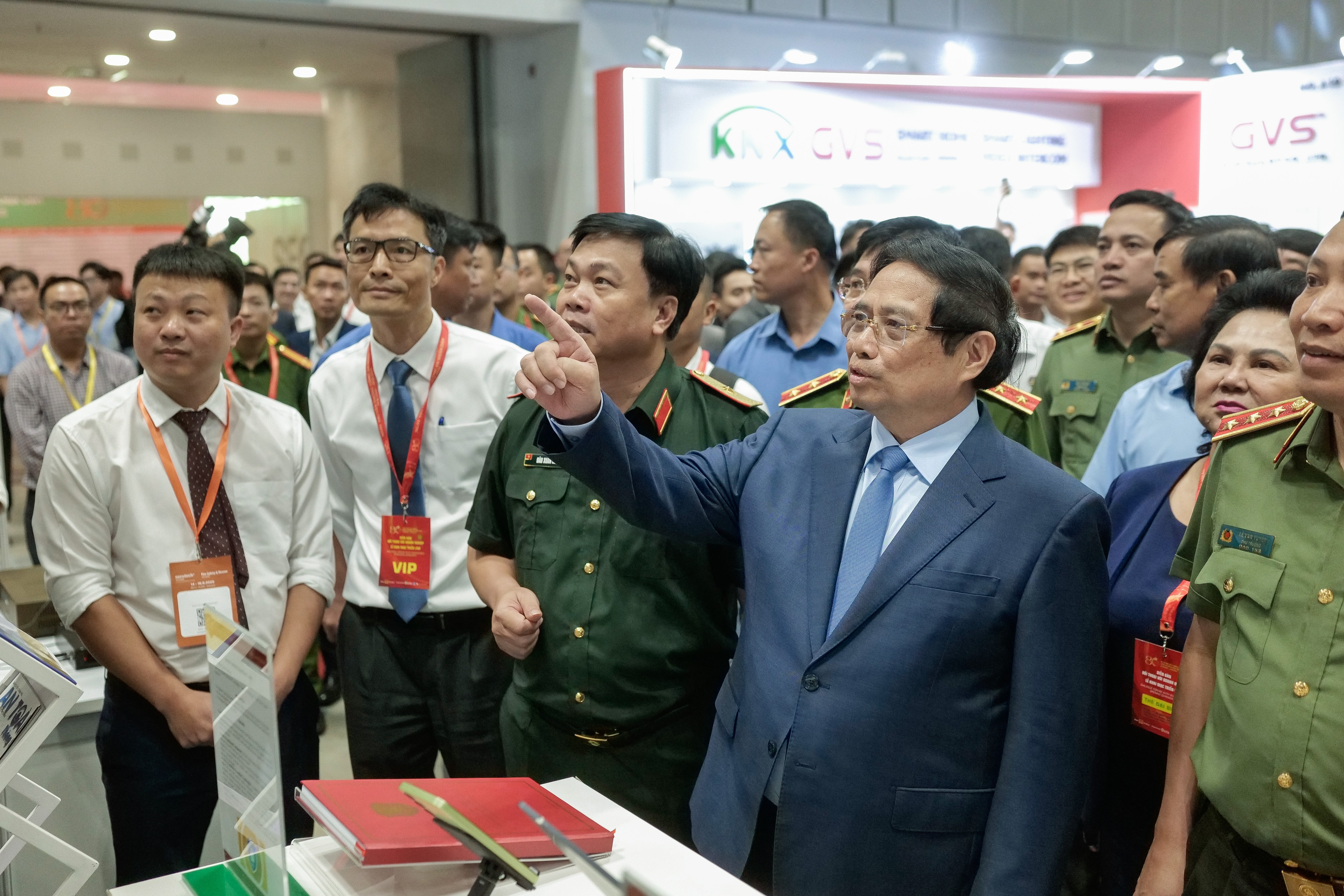 Thủ tướng tham quan triển lãm quốc tế về kỹ thuật và phương tiện PCCC, CNCH