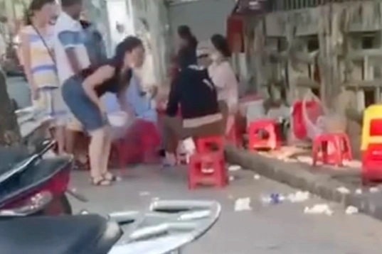 Kiểm tra đột xuất quán bún ở Huế bị tố rửa tô bẩn qua loa bằng nước lã