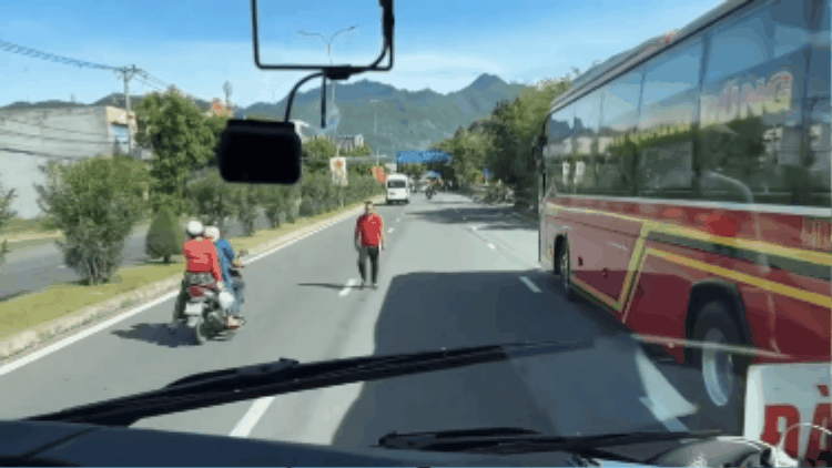 Xác minh tài xế xe khách lao ra ngồi giữa đường chặn đầu ô tô đang chạy