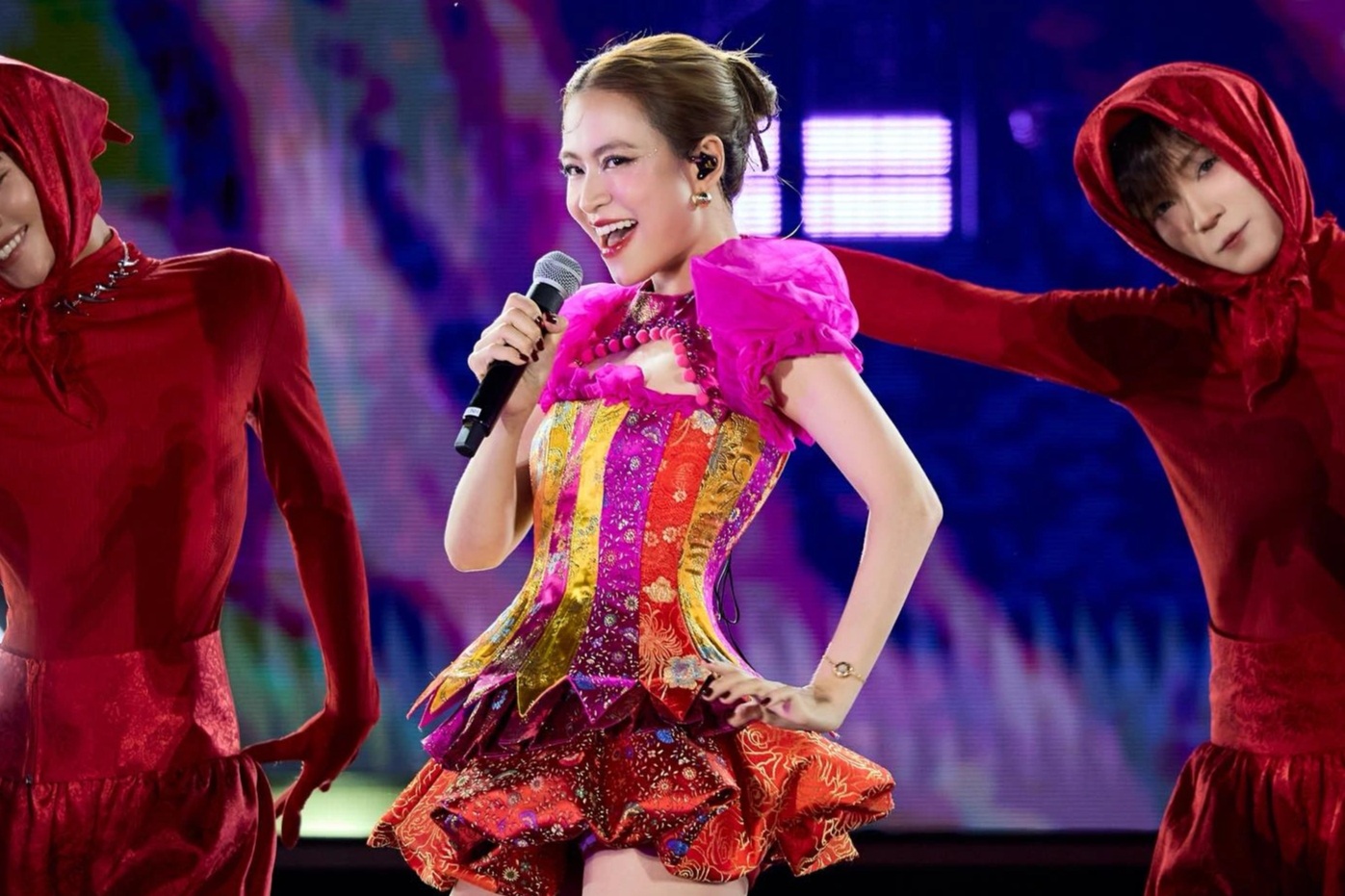 Hoàng Thùy Linh say mê phong cách thời trang dân gian đương đại
