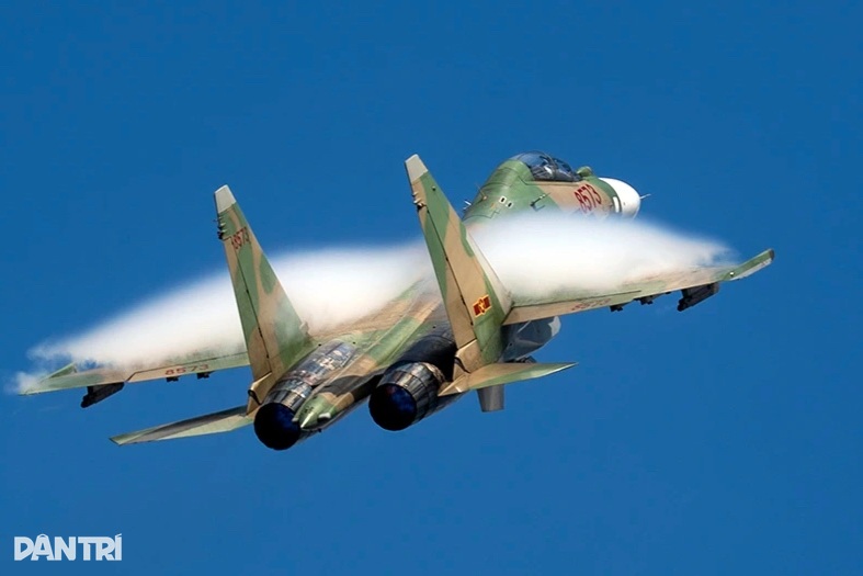 Khoảnh khắc SU-30MK2 "xé gió", khí tụ kín lưng cánh như khoác mây trắng