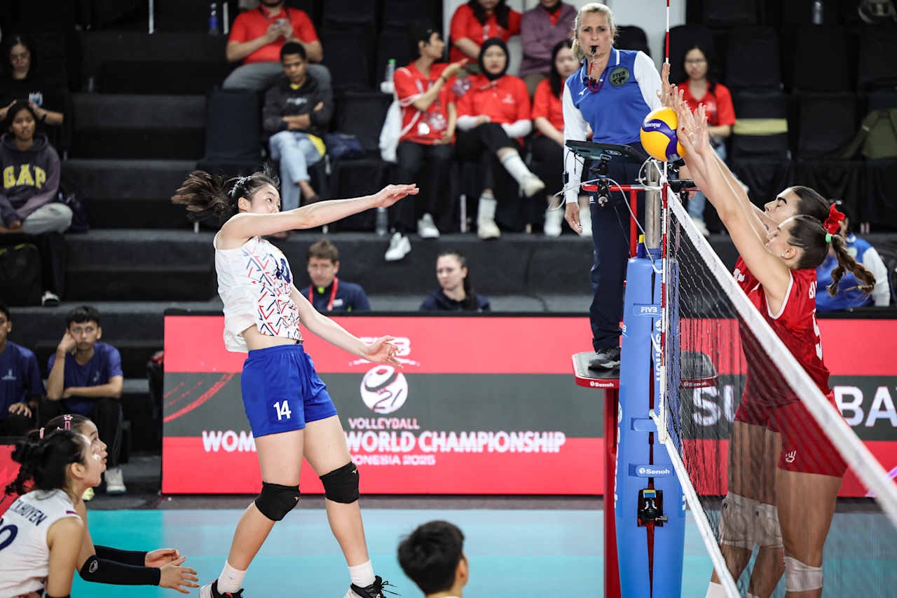 Đội tuyển bóng chuyền nữ U21 Việt Nam 17-25, 15-25, 25-17 U21 Chile