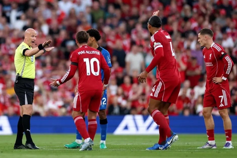 VAR bị chỉ trích vì sai lầm nghiêm trọng trong chiến thắng của Liverpool