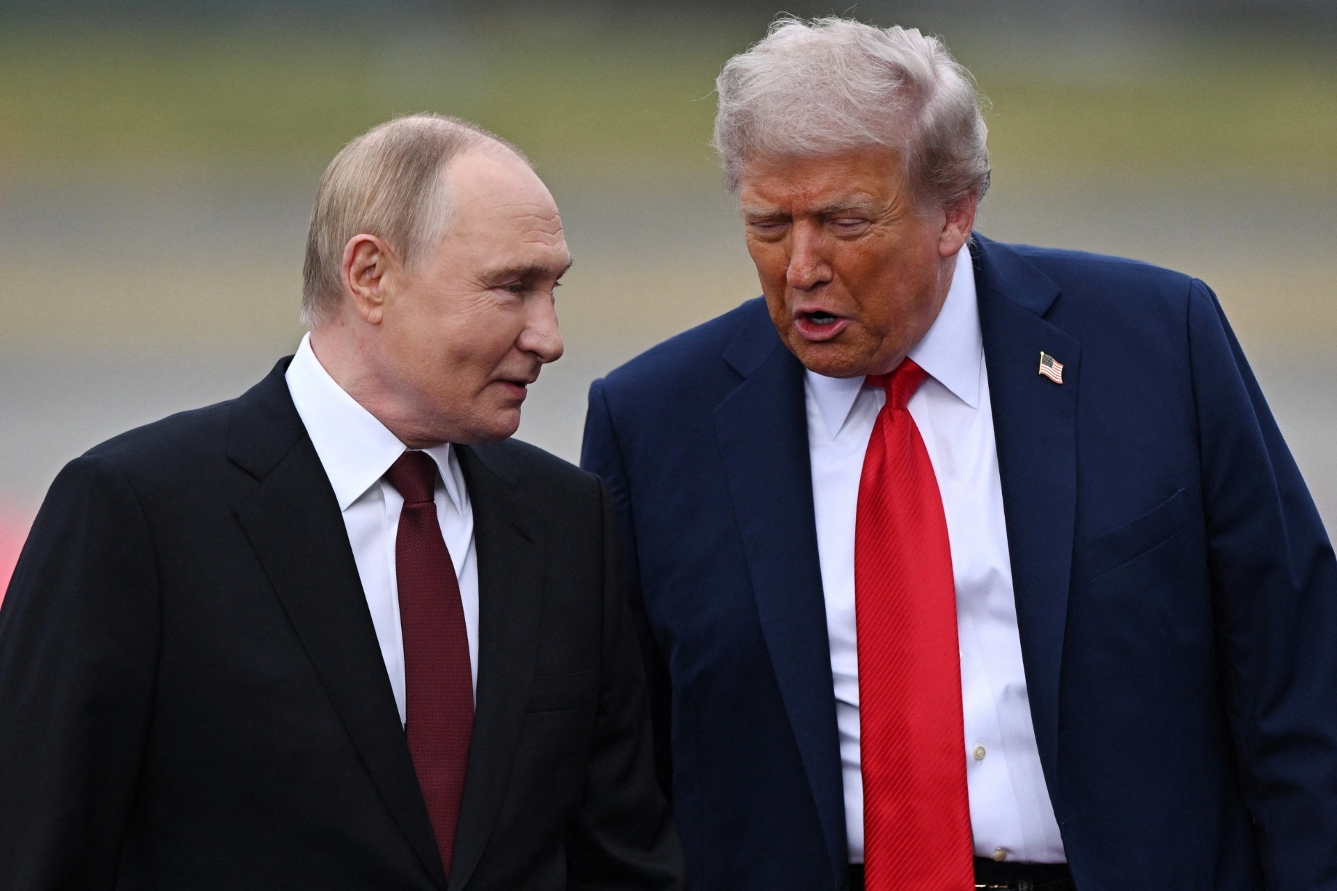 Cuộc trò chuyện vui vẻ của ông Trump và ông Putin sau họp báo