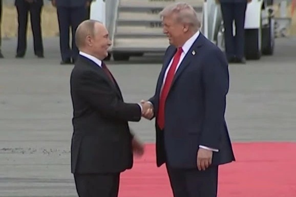 Tổng thống Trump bắt tay Tổng thống Putin, thượng đỉnh Nga - Mỹ bắt đầu