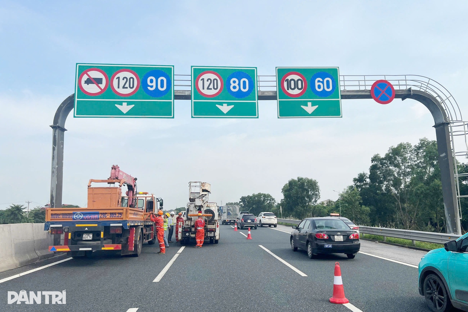 Sẽ xử phạt nghiêm tài xế xe tải cố tình đi sai làn trên 2 tuyến cao tốc