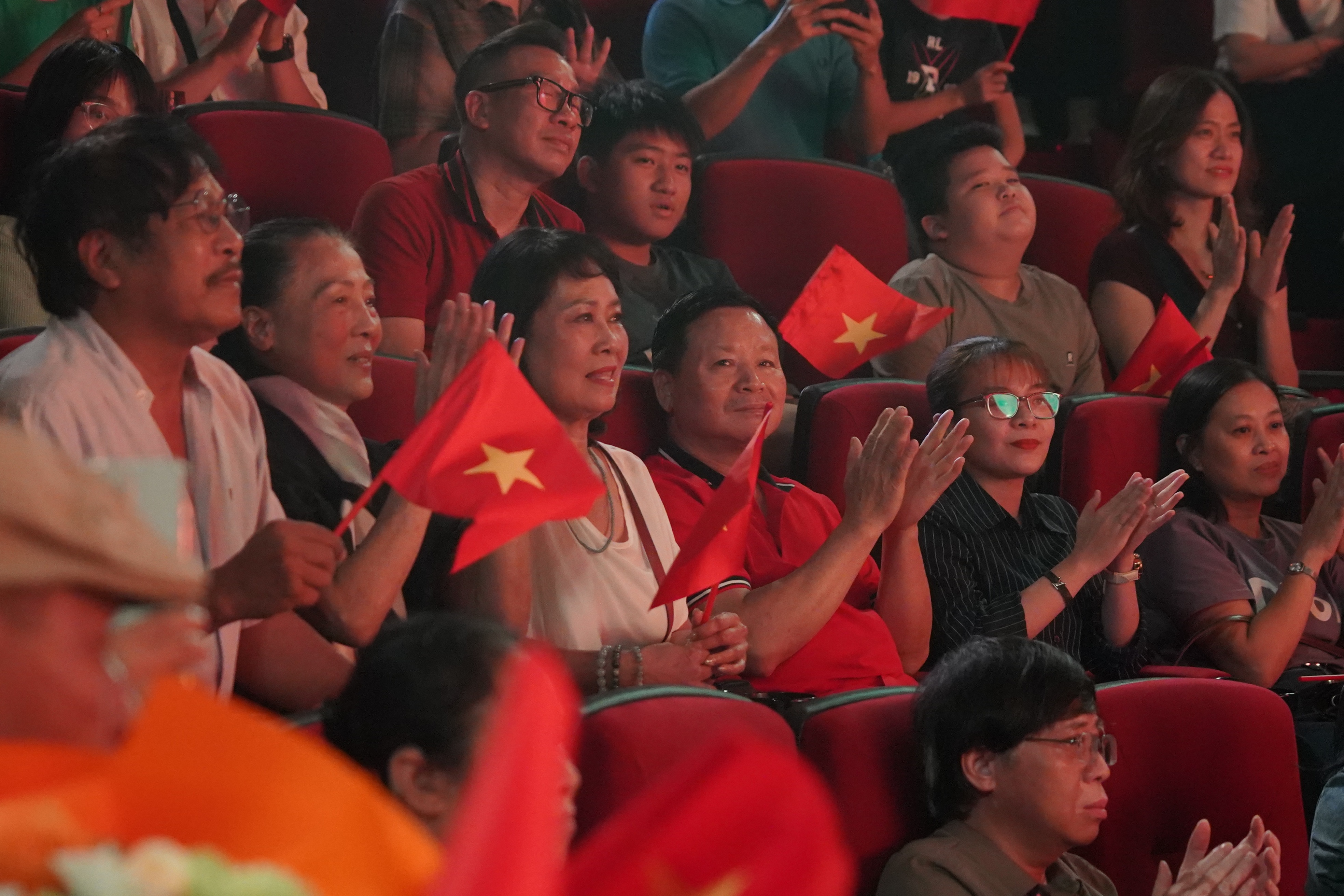 Khán giả vẫy cờ, hát Quốc ca khi xem vở diễn của Nhà hát Kịch Việt Nam