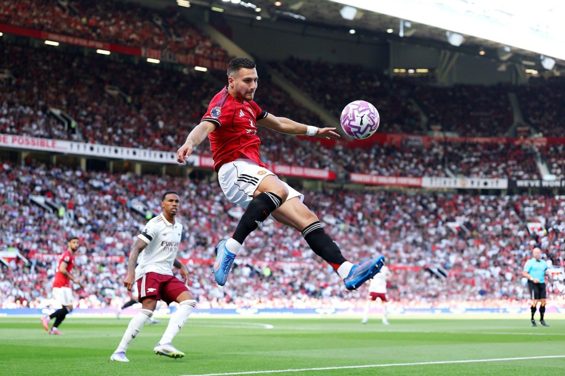 Man Utd 0-1 Arsenal (hiệp 1): Calafiori đánh đầu mở tỷ số