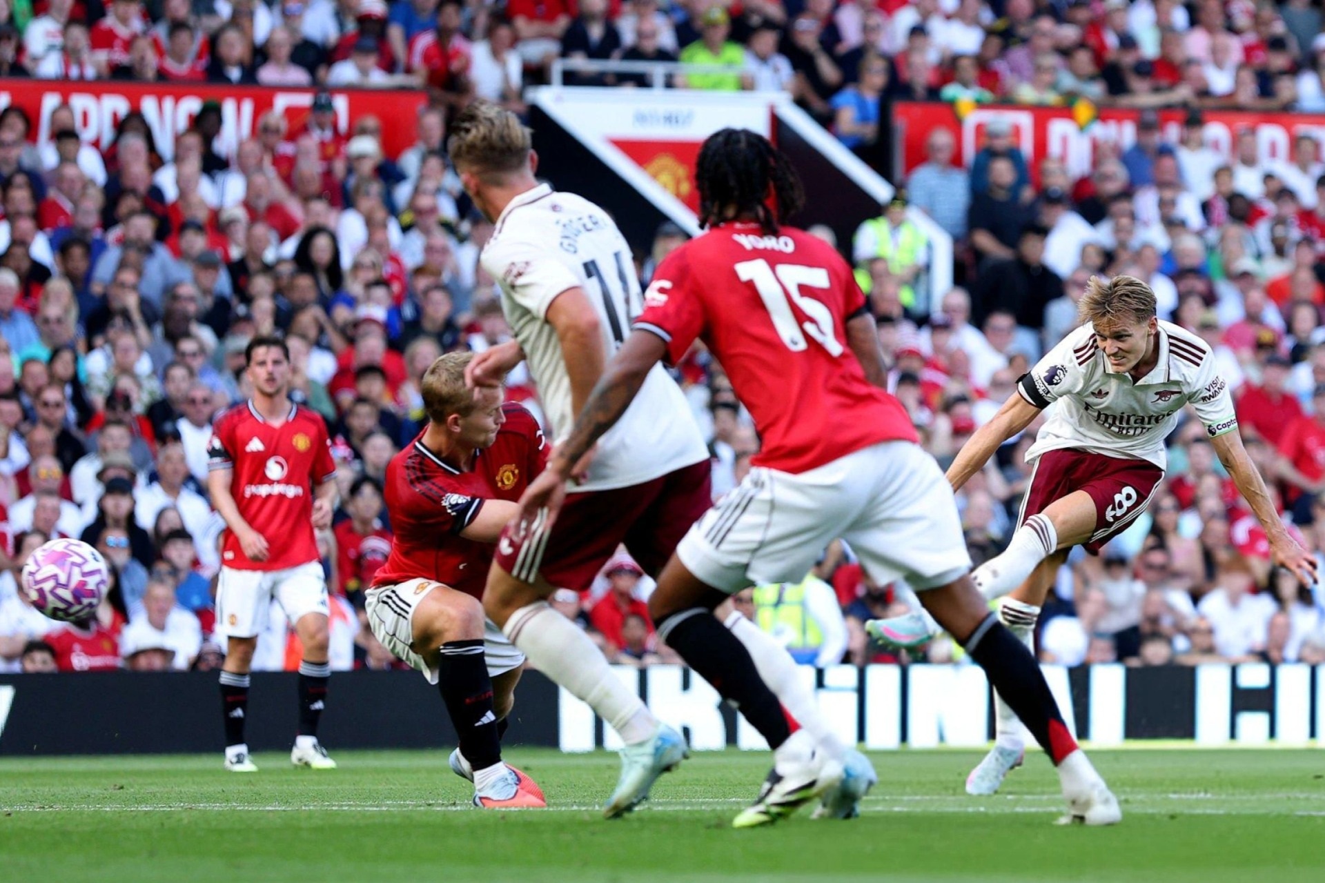 Man Utd 0-1 Arsenal (hiệp 2): Calafiori đánh đầu mở tỷ số