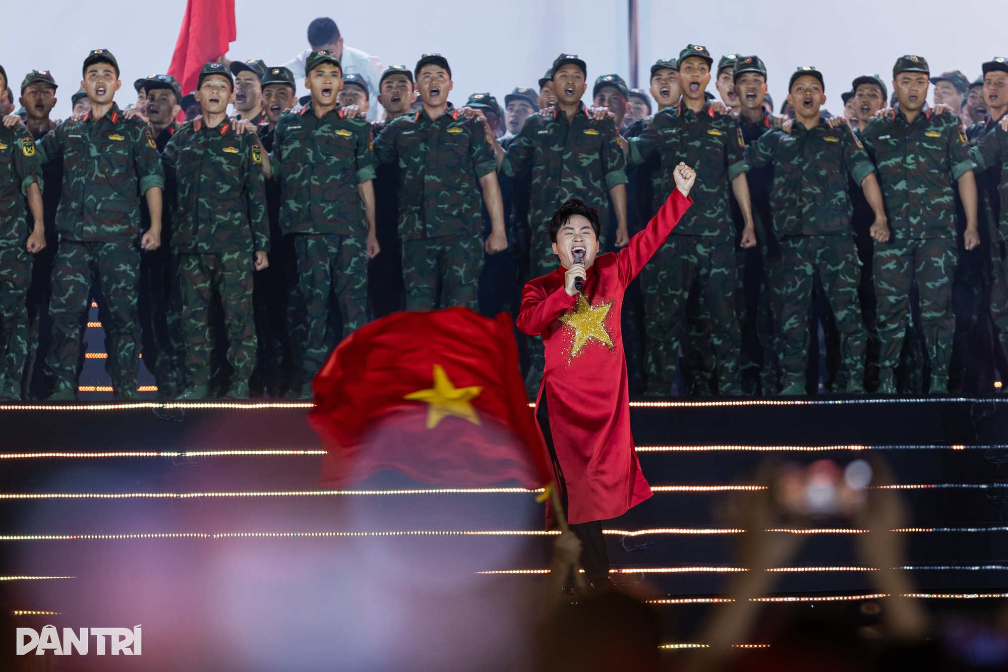 Tùng Dương cùng 30.000 người hát Quốc ca trong "Tự hào là người Việt Nam"