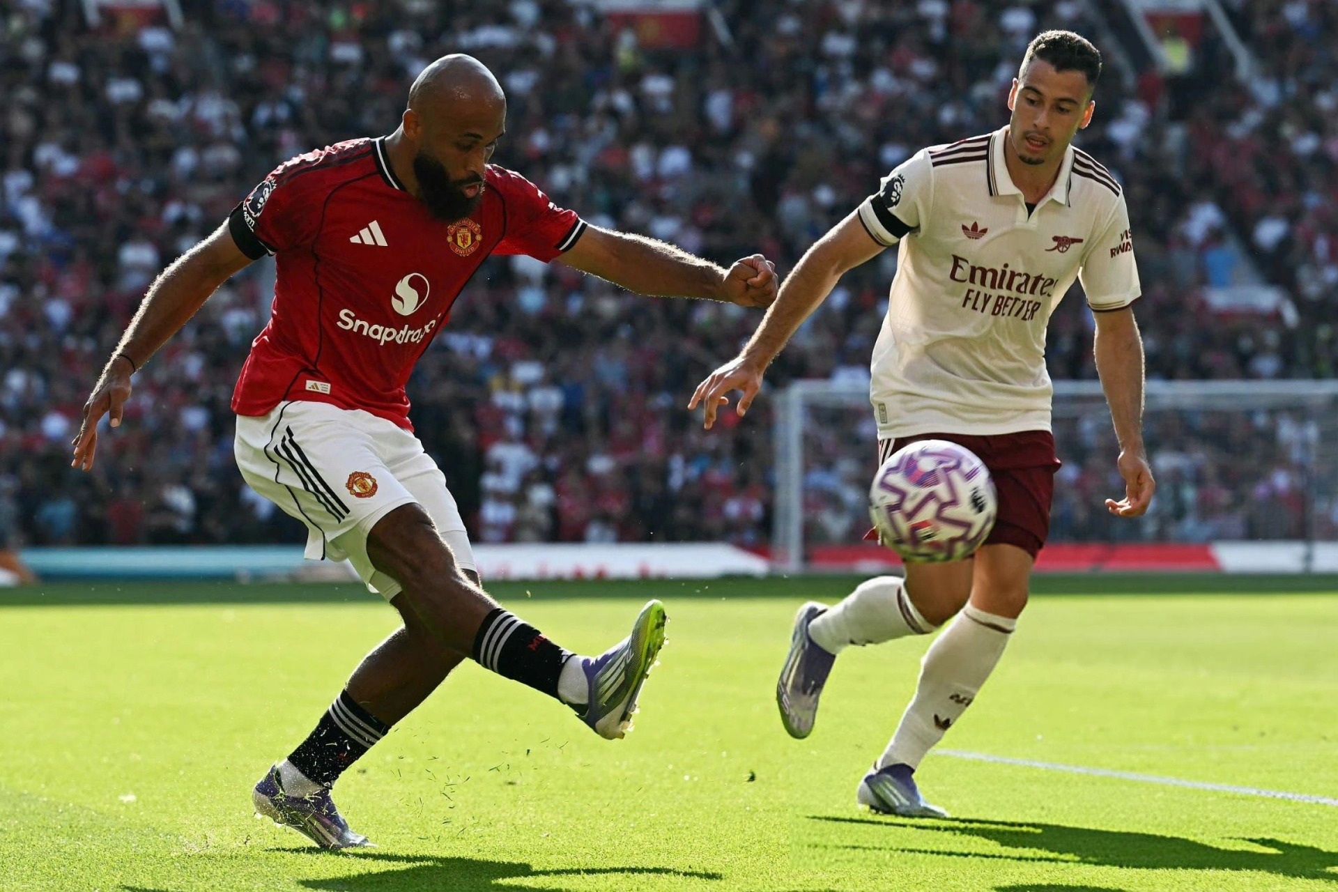 Arsenal gieo sầu cho Man Utd tại Old Trafford