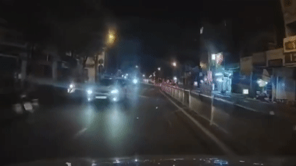 Người đi xe máy ngã vào đầu taxi rồi đánh tài xế ở TPHCM