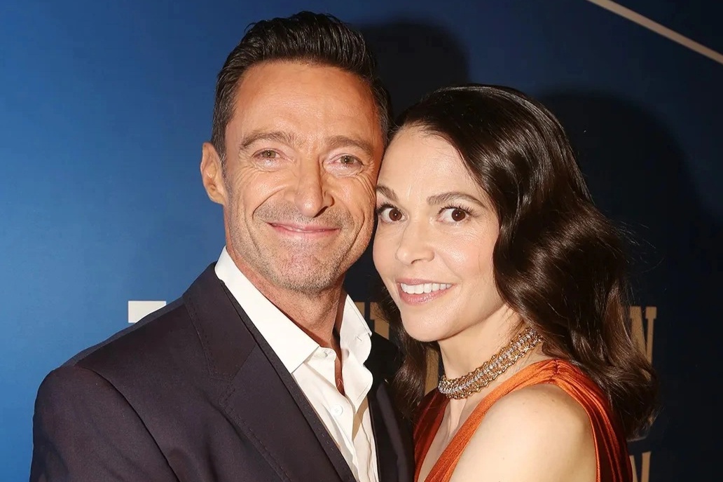 "Người Sói" Hugh Jackman tình tứ với cô bạn thân lâu năm