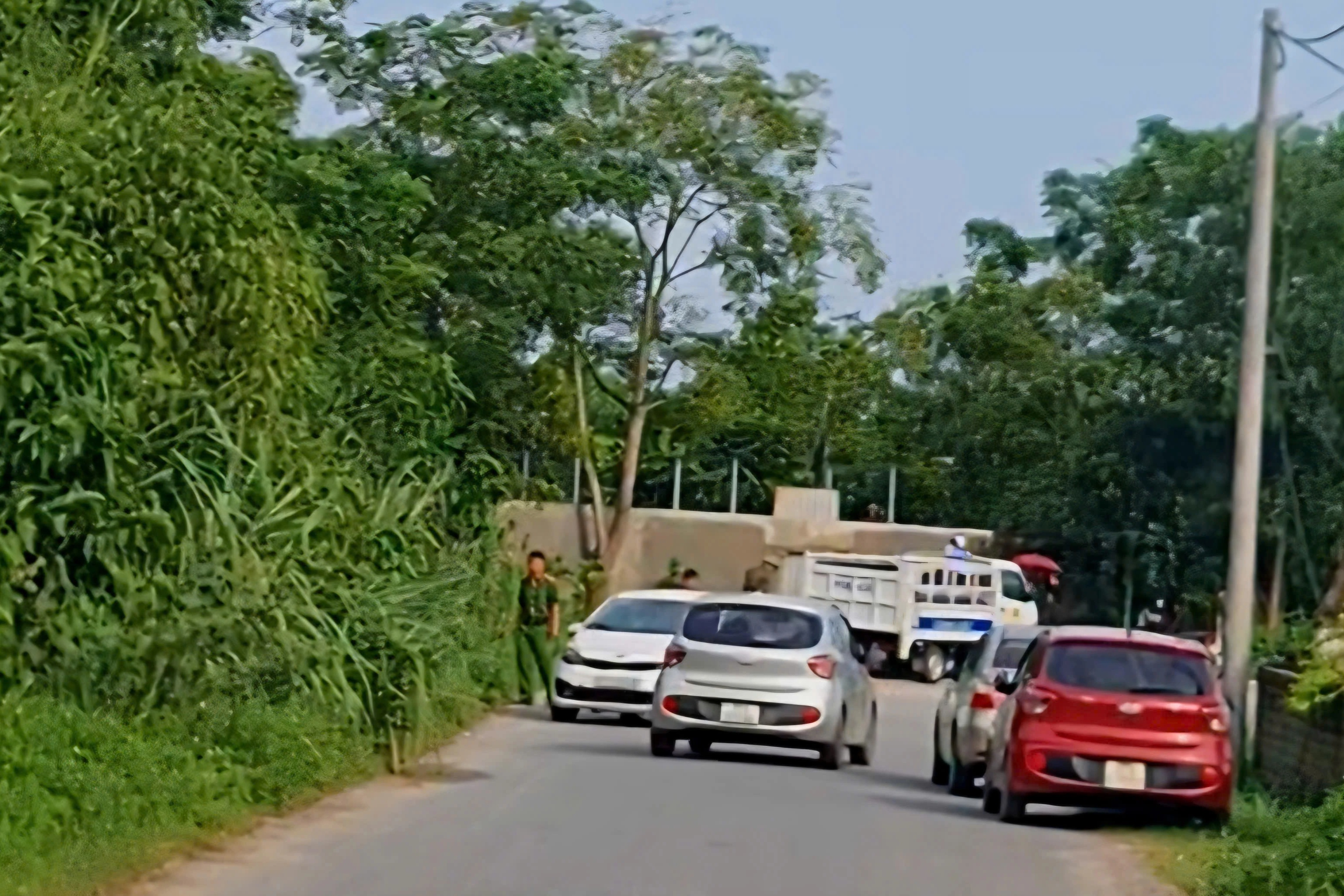 Phát hiện thi thể đàn ông có nhiều hình xăm bên bờ mương