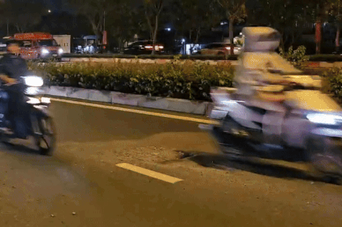 Nhiều người té ngã, rơi đồ vì ổ gà trên đại lộ ở TPHCM