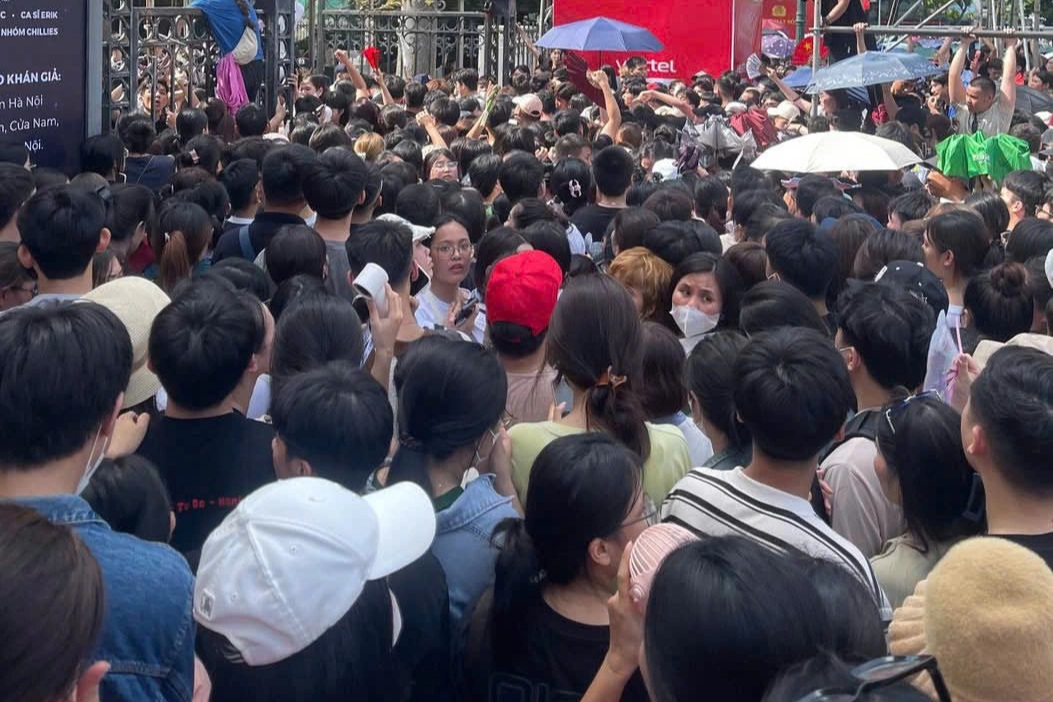 Hàng nghìn người xếp hàng từ 4h sáng lấy vé concert tại Nhà hát Lớn