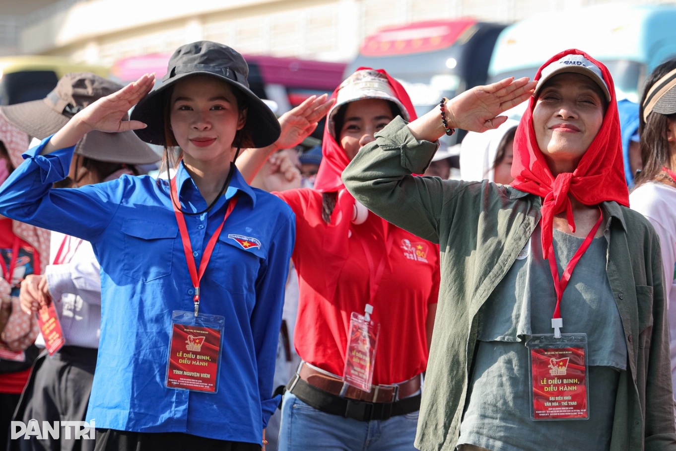 Dàn nghệ sĩ nổi tiếng hào hứng hợp luyện diễu hành tại sân vận động Mỹ Đình