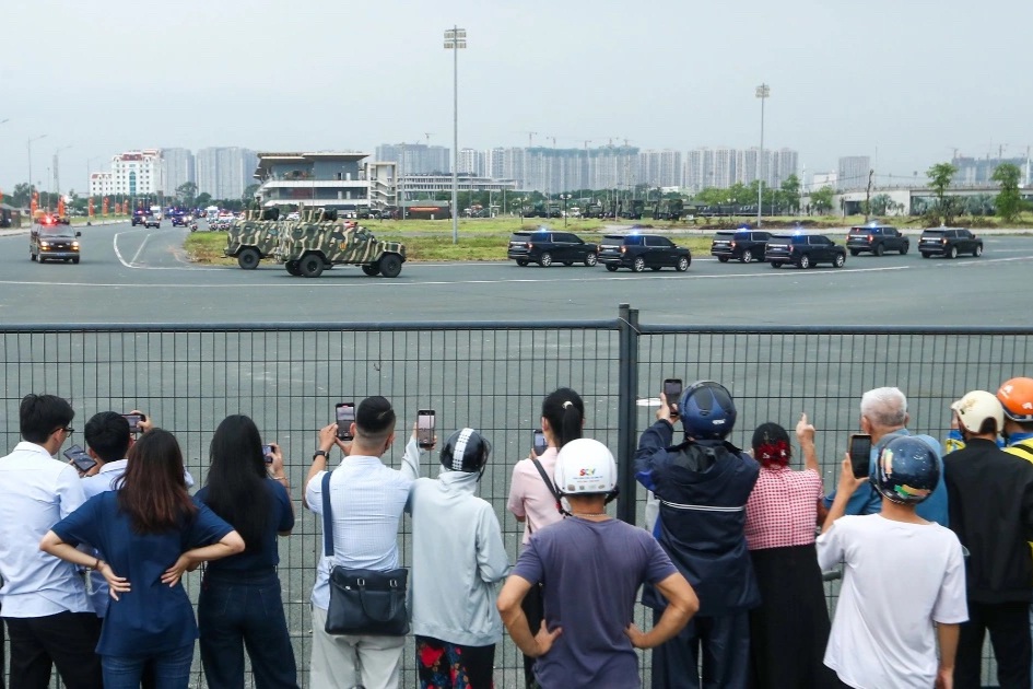 Người dân đổ về sân Mỹ Đình chiêm ngưỡng khí tài quân sự và dàn pháo lễ