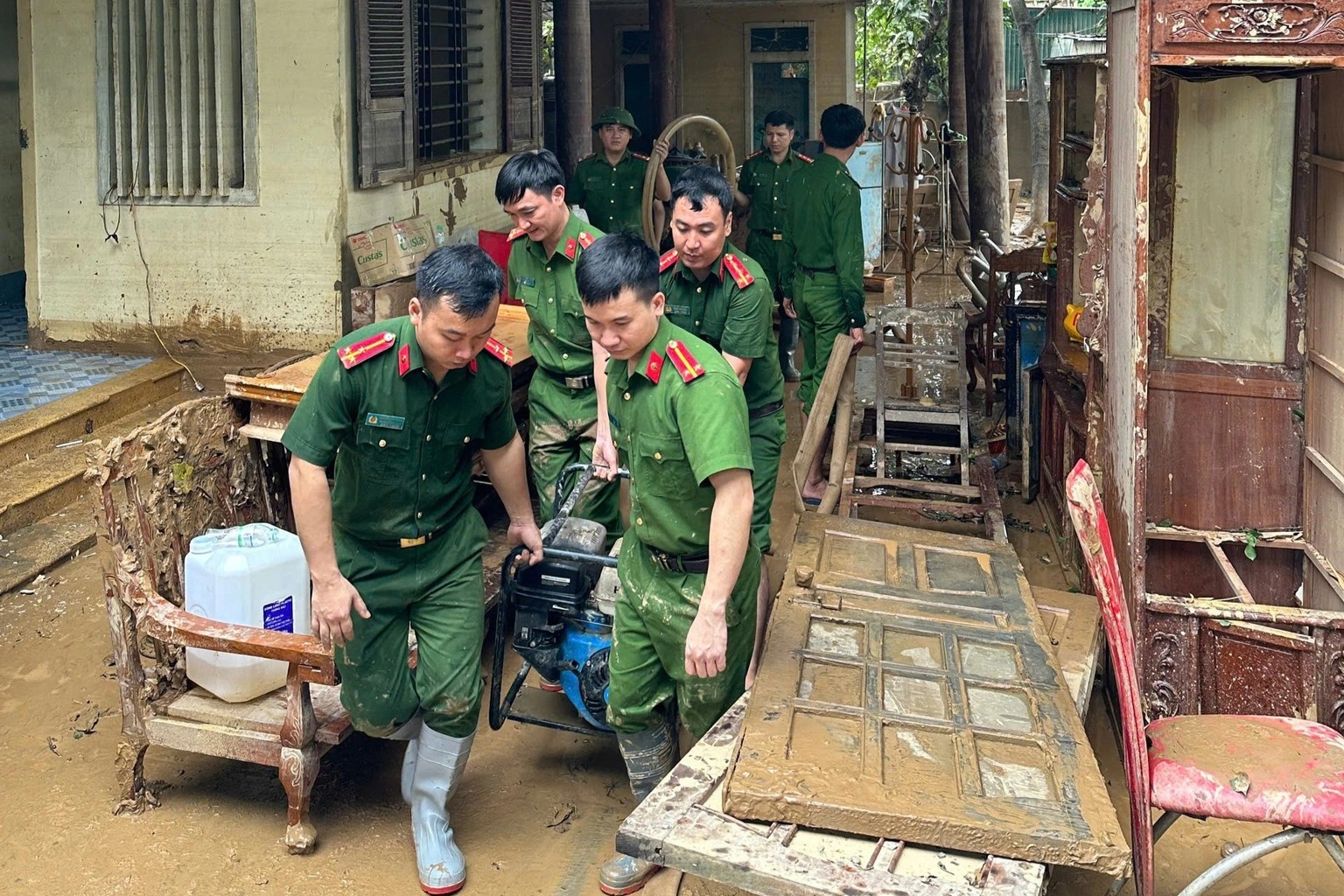 Bát canh mì tôm và cuộc điện thoại cầu cứu công an xã trong đêm