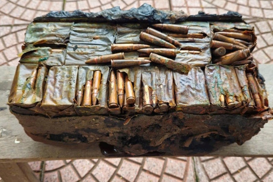 Người dân mò được súng và hộp đạn dưới sông Cấm