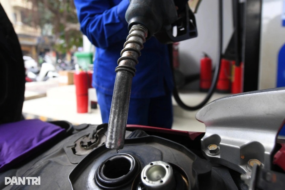 Điều gì khiến giá xăng dầu tăng mạnh, có loại tới hơn 7.000 đồng/lít?