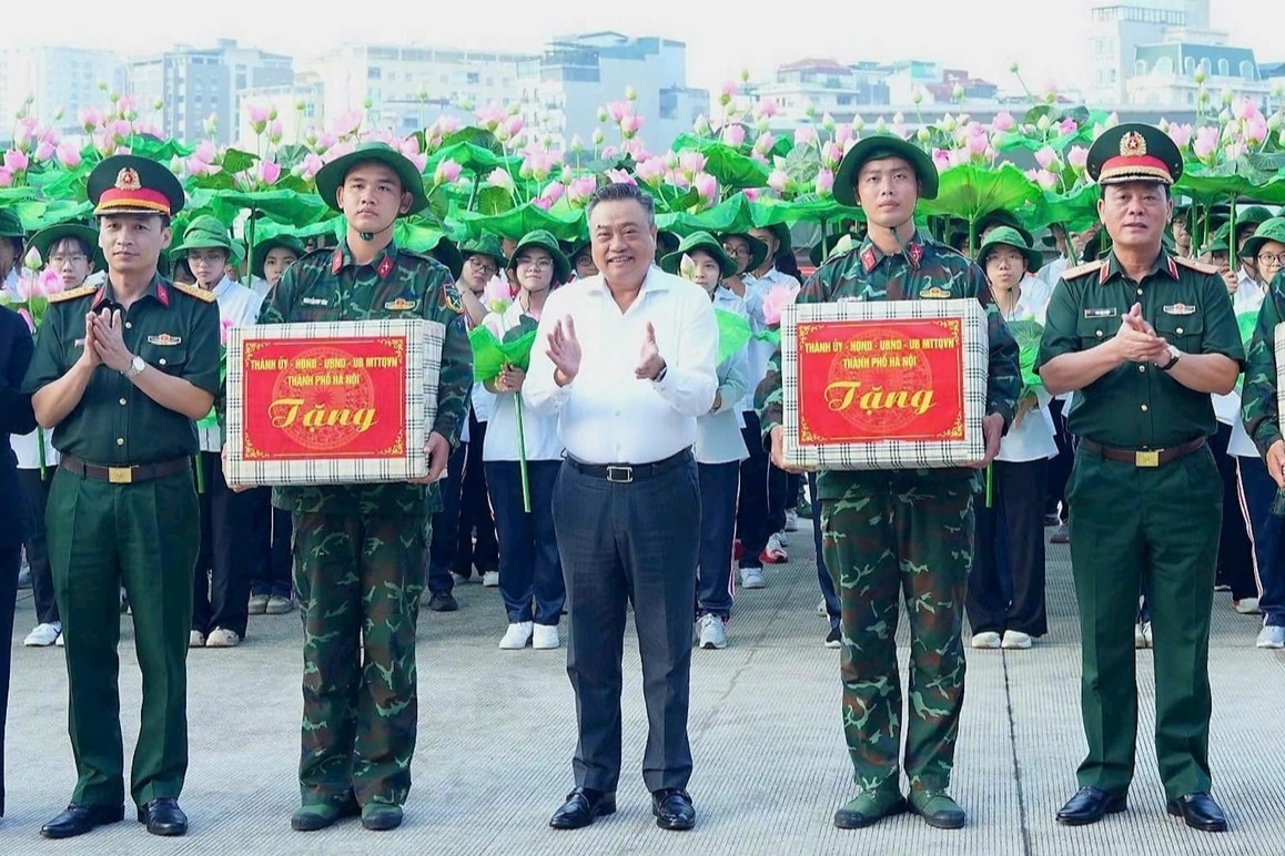 Hà Nội miễn phí nước uống và bánh cho nhân dân xem diễu binh 2/9