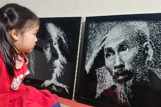 Hoạ sĩ vẽ tranh lãnh tụ bằng nghệ thuật chạm kính được nhận kỷ lục