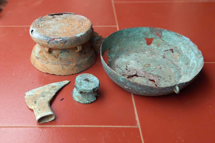 Phát hiện 2 trống đồng niên đại trên 2.500 năm trong lúc làm vườn