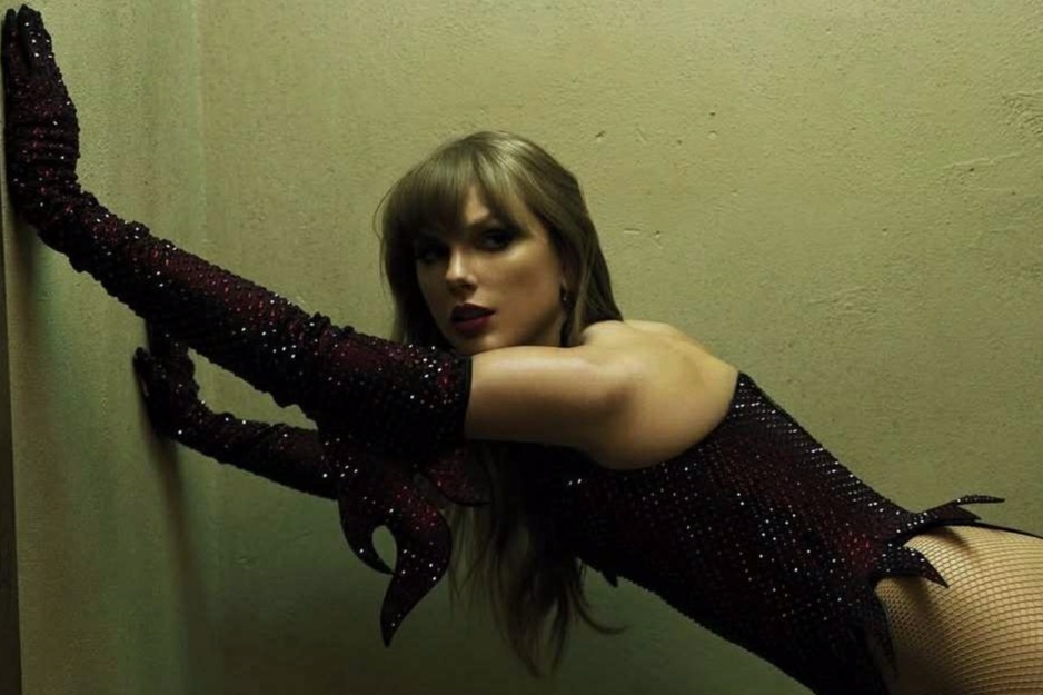 Hình ảnh gợi cảm của “rắn chúa” Taylor Swift gây tranh cãi