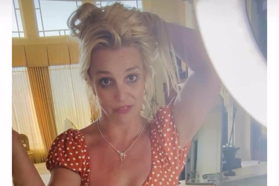 Ánh mắt thất thần, hành động lạ của Britney Spears khiến fan lo lắng