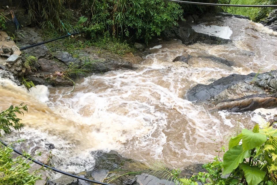 Hai mẹ con bị nước cuốn khi đi qua dòng suối chảy xiết